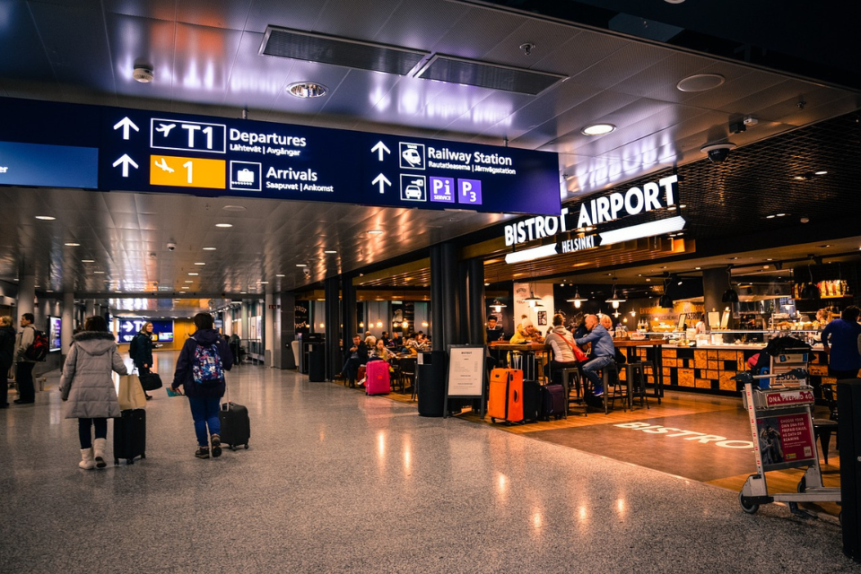 Los aeropuertos finlandeses registran un aumento de pasajeros, pero siguen por debajo de los niveles anteriores a la pandemia