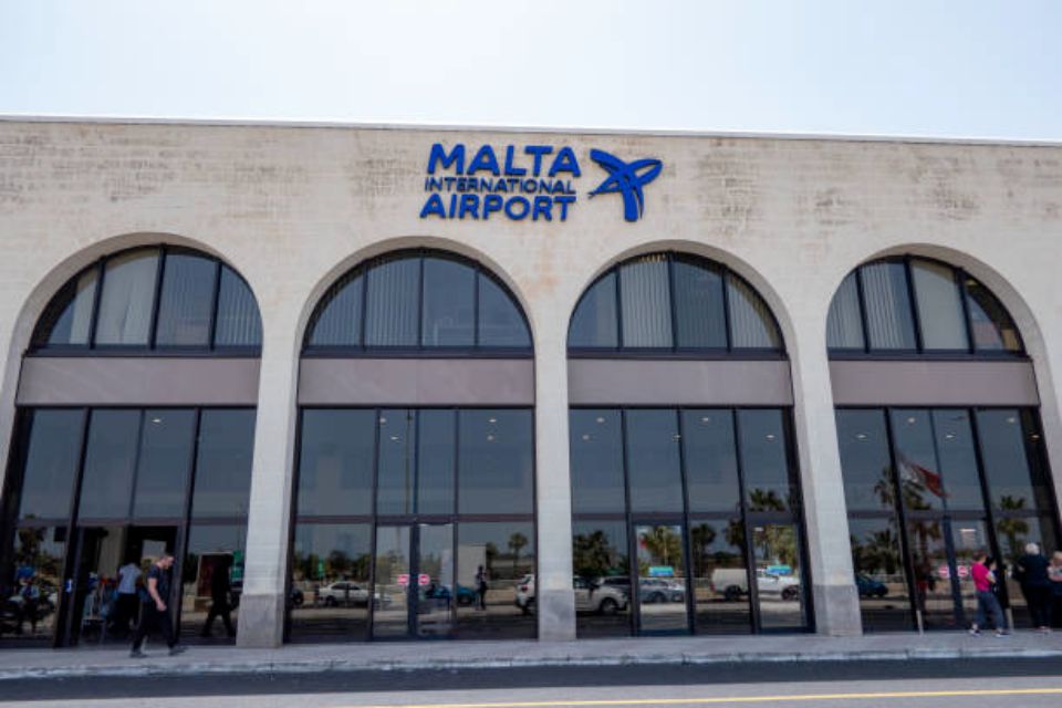 El tráfico de pasajeros se dispara en el aeropuerto de Malta y supera los niveles anteriores a la pandemia